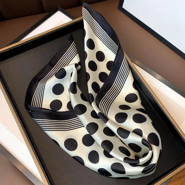 Pañoleta Puntos Negros